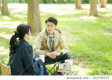 男人和女人在戶外喝咖啡 103749537