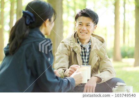 男人和女人在戶外喝咖啡 103749540