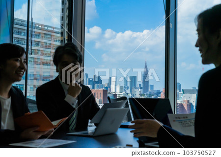 Silhouettes of men and women having a meeting in a conference room 103750527