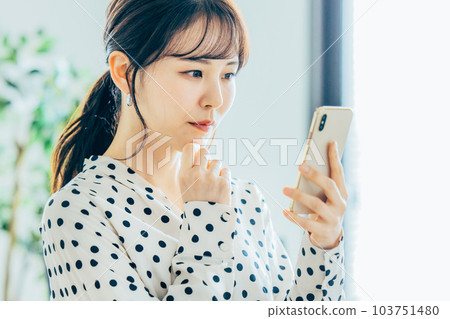 Women's smartphones worried 103751480