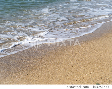 Waves on the sandy beach. 103751544