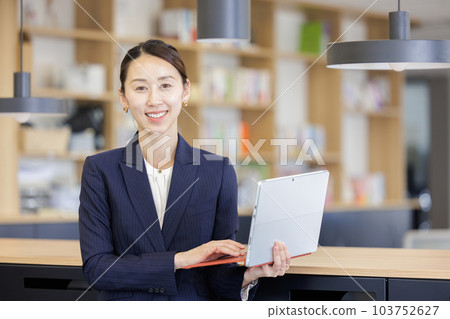 商界女強人微笑 商界女強人微笑 103752627