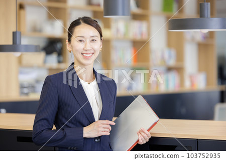 Business woman smile 103752935