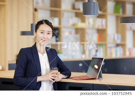 Business woman smile Business woman smile 103752945
