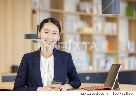 商界女強人微笑 103752959