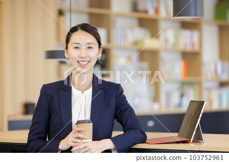 商界女強人微笑 商界女強人微笑 103752961