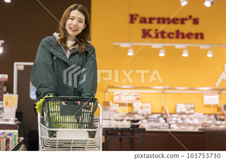 A young woman shopping at the supermarket 103753730