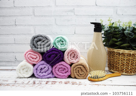Clean bath towels with shampoo and wooden comp and interior accessories with copy space 103756111