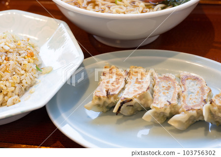 美味的拉麵、炒飯和餃子套餐 103756302