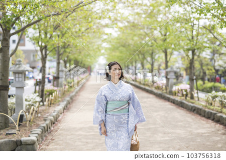 A woman sightseeing in Kamakura A woman sightseeing in Kamakura 103756318