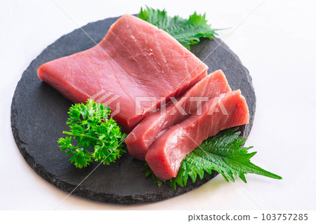 切中等脂肪的金槍魚 切中等脂肪的金槍魚 103757285