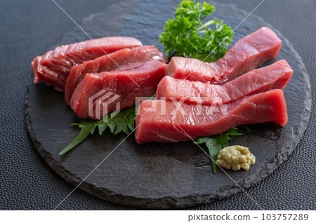 Domestic tuna lean meat and medium fatty tuna sashimi 103757289