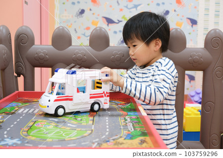 一個男孩玩玩具 103759296