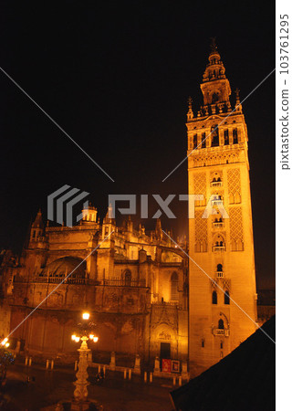 吉拉達大教堂夜景(中景) 吉拉達大教堂夜景(中景) 103761295