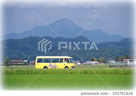 郊區行駛的黃色車身廣域公交車場景(插畫風格) 郊區行駛的黃色車身廣域公交車場景(插畫風格) 103761826