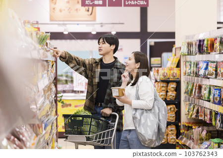 Young men and women shopping at the supermarket 103762343