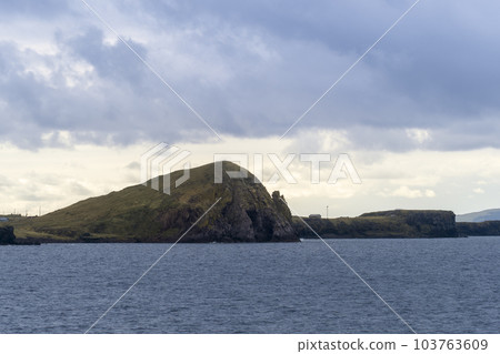 從海上看到的北海道利尻島佩西角 / 日本利尻島 從海上看到的北海道利尻島佩西角 / 日本利尻島 103763609