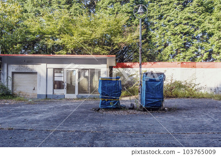 廢棄加油站,破產,能源轉換,商店關門,圖片素材 103765009