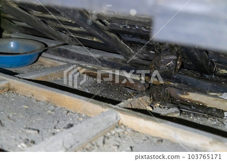 Rain leaks in the attic of an old Japanese house, the ceiling where termites are likely Rain leaks in the attic of an old Japanese house, the ceiling where termites are likely 103765171
