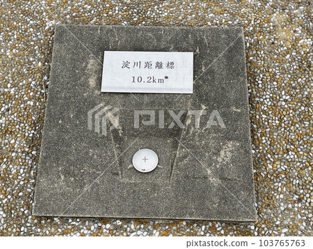 Yodogawa distance marker indicating 10.2km at the point where you can see the Yodogawa weir and the Kema lock from the Yodogawa embankment 103765763