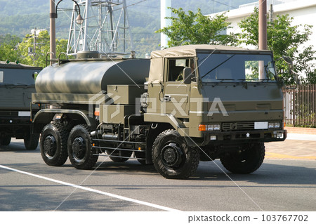 行駛在路上的陸上自衛隊灑水車 103767702