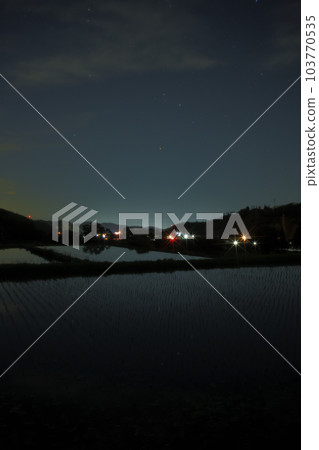 北斗市長坂町，東南天空的天蠍座和倒映著星空的已經種植的稻田 103770535