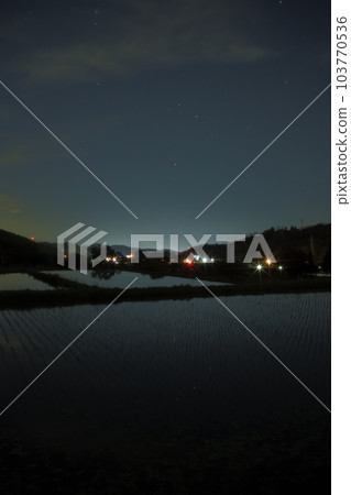 北斗市長坂町，東南天空的天蠍座和倒映著星空的已經種植的稻田 103770536