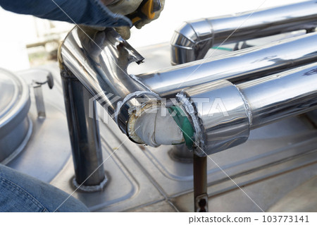 Removal of the water supply pipe around the water receiving tank 103773141