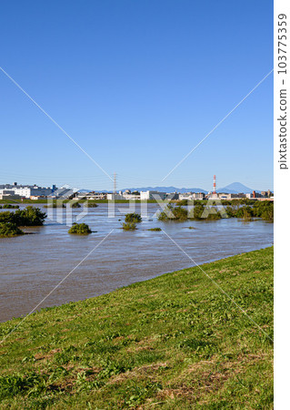 2019 East Japan Typhoon, on the verge of flooding, muddy Arakawa 103775359
