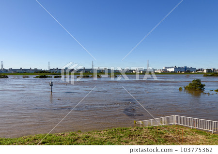 2019 East Japan Typhoon, on the verge of flooding, muddy Arakawa 2019 East Japan Typhoon, on the verge of flooding, muddy Arakawa 103775362