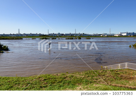 2019 East Japan Typhoon, on the verge of flooding, muddy Arakawa 2019 East Japan Typhoon, on the verge of flooding, muddy Arakawa 103775363