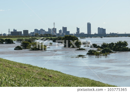 2019 East Japan Typhoon, on the verge of flooding, muddy Arakawa 2019 East Japan Typhoon, on the verge of flooding, muddy Arakawa 103775365