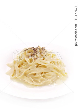 奶油色的 carbonara 簡單的意大利面明亮的背景 103776210