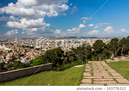 從土耳其 Şanlıurfa 的 Şanlıurfa 城堡山上看到的城市景觀 103776322