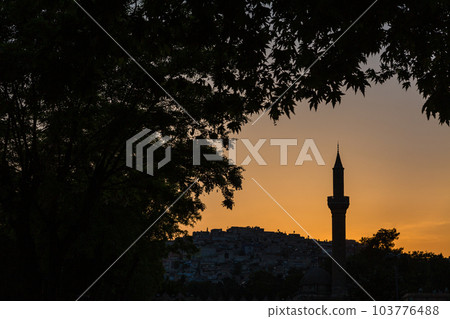 土耳其桑尼烏法夕陽染紅的天空和清真寺尖塔的輪廓 103776488