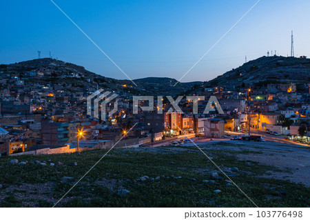 從土耳其 Şanlıurfa 的山上看到的老城區夜景 103776498