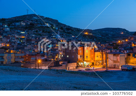 從土耳其 Şanlıurfa 的山上看到的老城區夜景 103776502