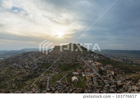 土耳其 從山上看到馬爾丁老城的城市景觀,站在山頂的馬爾丁城堡和夕陽的天空 土耳其 從山上看到馬爾丁老城的城市景觀,站在山頂的馬爾丁城堡和夕陽的天空 103776657