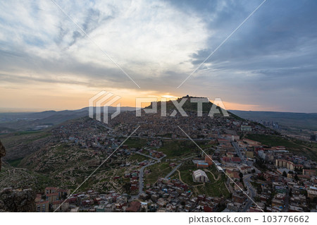 土耳其 從山上看到馬爾丁老城的城市景觀,站在山頂的馬爾丁城堡和夕陽的天空 土耳其 從山上看到馬爾丁老城的城市景觀,站在山頂的馬爾丁城堡和夕陽的天空 103776662