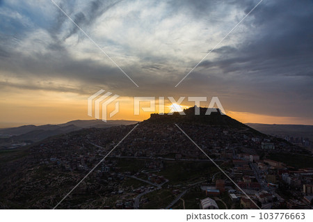 土耳其 從山上看到馬爾丁老城的城市景觀，站在山頂的馬爾丁城堡和夕陽的天空 103776663