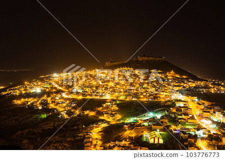土耳其 山頂馬爾丁古城和馬爾丁城堡燈火通明的夜景 土耳其 山頂馬爾丁古城和馬爾丁城堡燈火通明的夜景 103776773