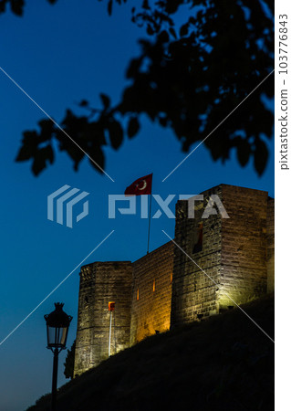 土耳其 加濟安泰普城堡遺址夜間在加濟安泰普老城的一座小山上亮起 土耳其 加濟安泰普城堡遺址夜間在加濟安泰普老城的一座小山上亮起 103776843