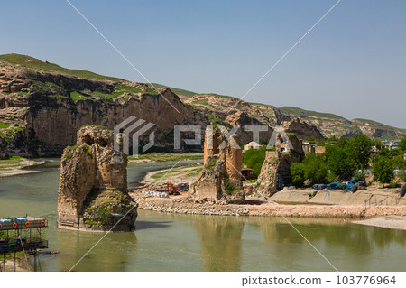 Hasankeyf 底格里斯河上的 Hasankeyf 大橋在土耳其淹沒前 103776964