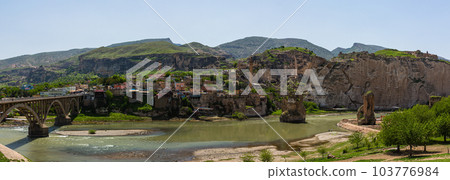 土耳其 Hasankeyf 的 El Rudzuq Camii 和底格里斯河上的 Hasankeyf 橋 土耳其 Hasankeyf 的 El Rudzuq Camii 和底格里斯河上的 Hasankeyf 橋 103776984