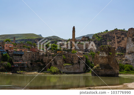 土耳其 Hasankeyf 的 El Rudzuq Camii 和底格里斯河上的 Hasankeyf 橋 土耳其 Hasankeyf 的 El Rudzuq Camii 和底格里斯河上的 Hasankeyf 橋 103776990