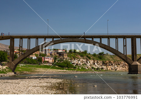 土耳其 淹沒前的 Hasankeyf 鎮和底格里斯河上的橋樑 土耳其 淹沒前的 Hasankeyf 鎮和底格里斯河上的橋樑 103776991