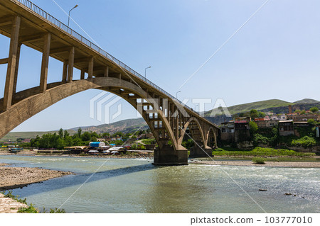 土耳其 淹沒前的 Hasankeyf 鎮和底格里斯河上的橋樑 103777010