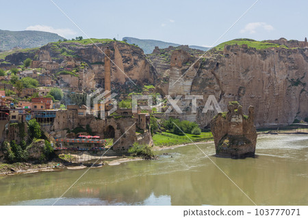 土耳其 Hasankeyf's El Rudzuq Camii、Hasankeyf 城堡和 Hasankeyf 橋 103777071
