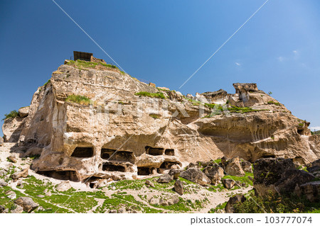 Hasankeyf 在土耳其淹沒前的 Hasankeyf 城堡和窯洞 Hasankeyf 在土耳其淹沒前的 Hasankeyf 城堡和窯洞 103777074