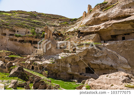Hasankeyf 在土耳其淹沒前的 Hasankeyf 城堡和窯洞 Hasankeyf 在土耳其淹沒前的 Hasankeyf 城堡和窯洞 103777075